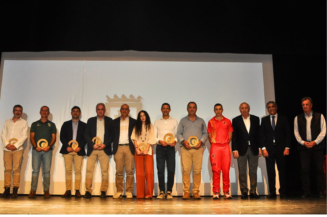 Premiados y autoridades posan en el escenario durante la II Gala del Deporte de Simancas, celebrada en el Centro Cultural La Vaguada.