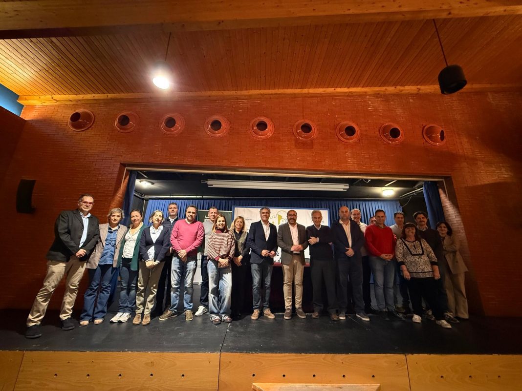 Foto de familia de los miembros del Grupo de Acción Local Zona Centro de Valladolid durante la reunión celebrada en Simancas para impulsar el desarrollo rural y las ayudas LEADER 2023-2027.