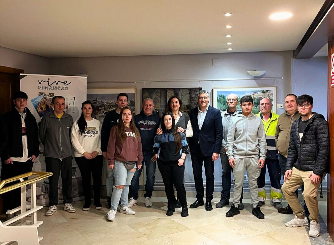 Grupo de alumnos y responsables municipales participantes en la Escuela Taller de Jardinería de Simancas durante la edición anterior del programa de empleo y formación.