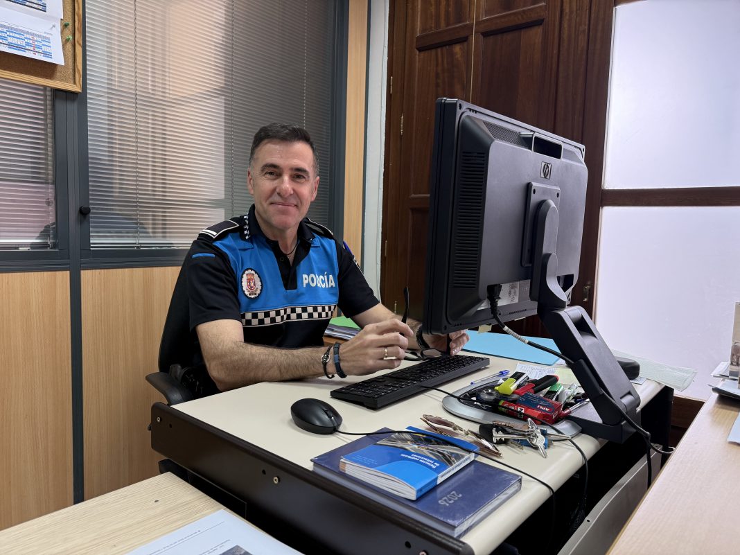 Jefe de Policía de Simancas, José Fernando Adrados Bayón, trabajando en su despacho en dependencias municipales