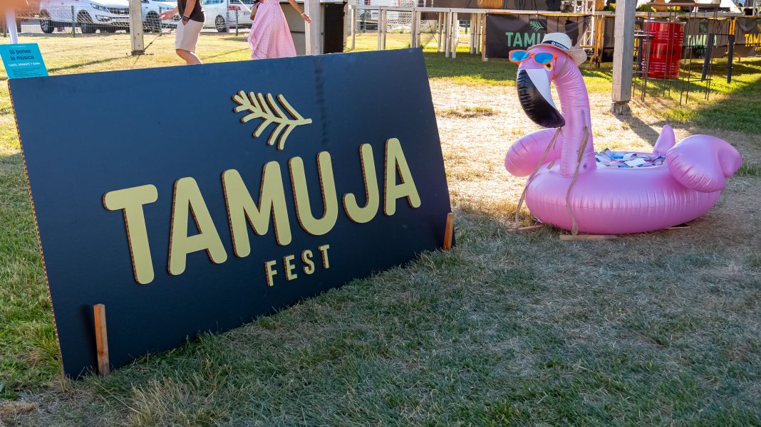 Festival Tamuja Fest Verano 2026 celebrado en Entrepinos con gran asistencia de público, visitantes y vecinos disfrutando de la música, la gastronomía y el ambiente festivo.