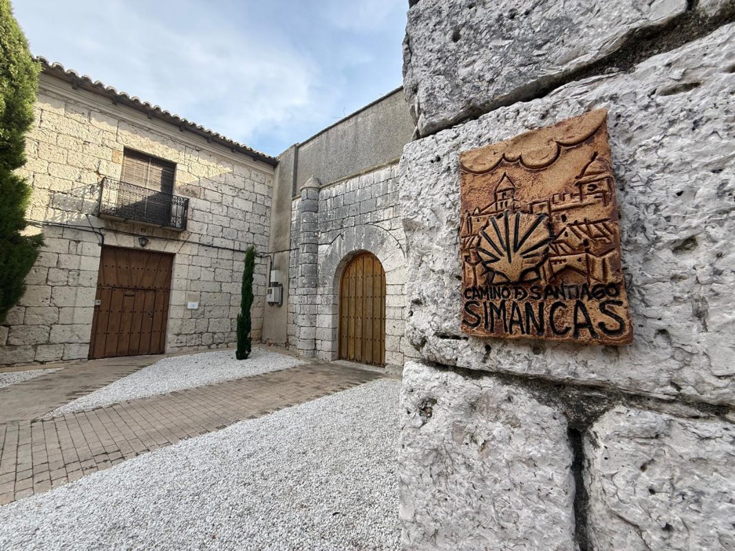 Iglesia de El Salvador de Simancas con señal del Camino de Santiago