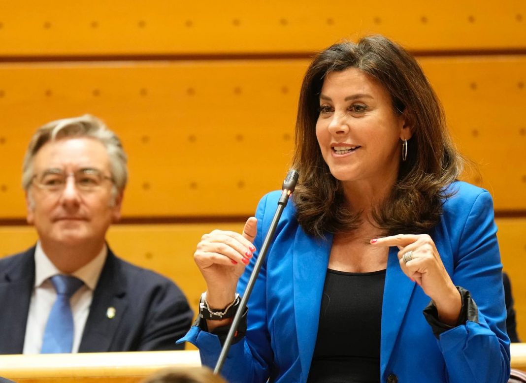 La senadora Arenales Serrano interviene ante un micrófono durante un acto institucional.