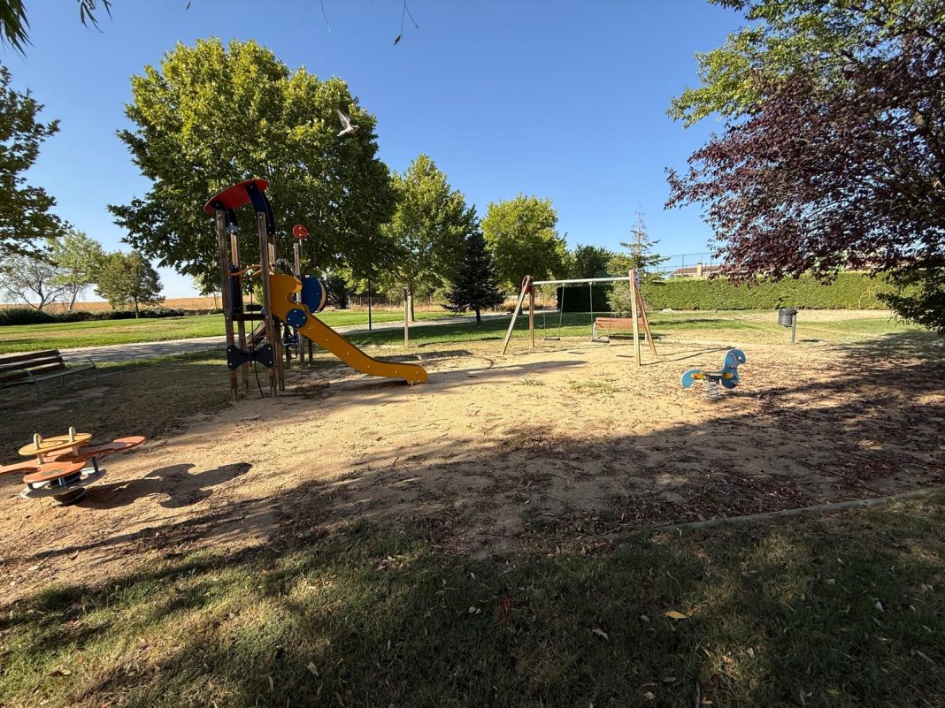 Parque infantil de la urbanización El Silo en Simancas antes de su mejora