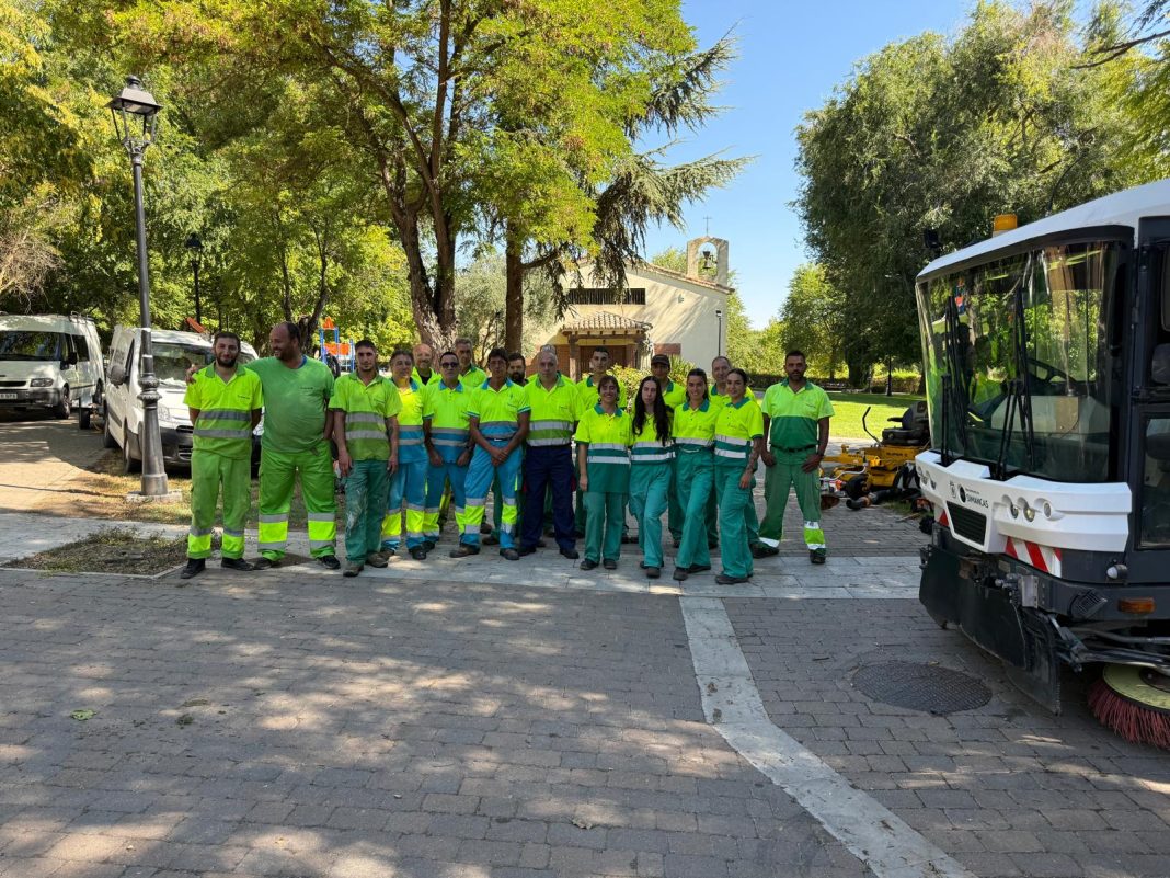 Equipo de limpieza y jardinería de Simancas junto a vehículos y maquinaria municipal