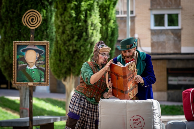 Kamaru Teatro durante la representación de El aventulibro del profesor Ludus