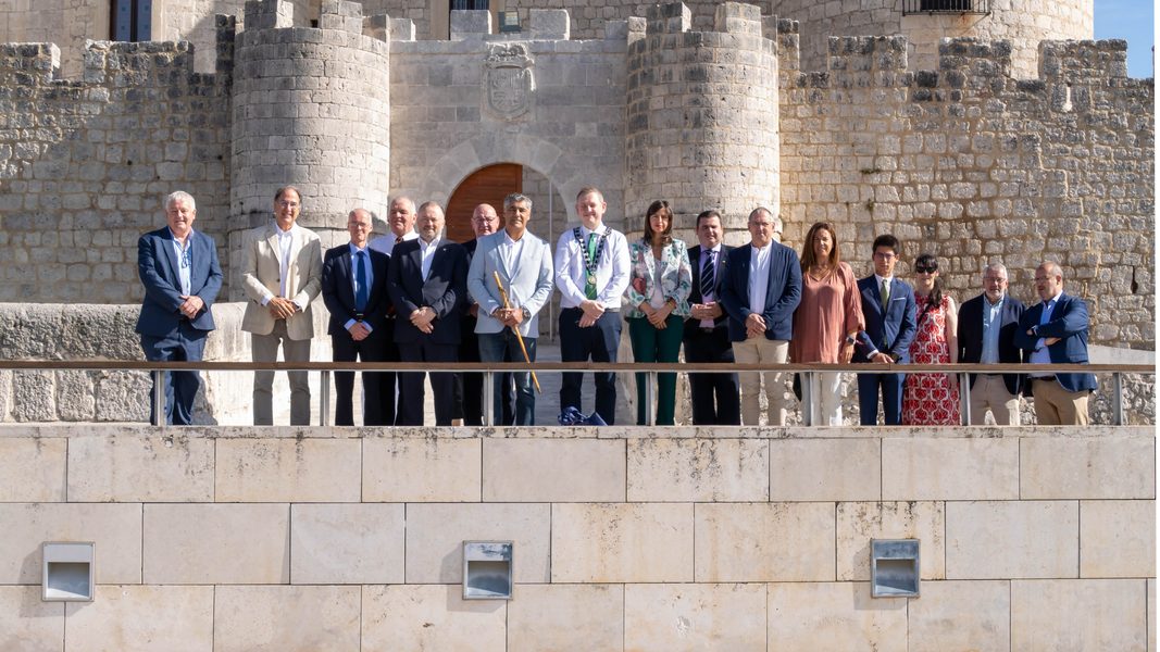 José María Burrieza Mateos guía a las delegaciones por el Archivo General de Simancas