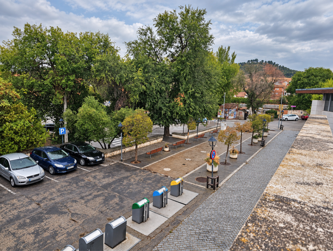 Plaza del Archivo de Simancas con zona peatonal, arbolado, bancos y contenedores.